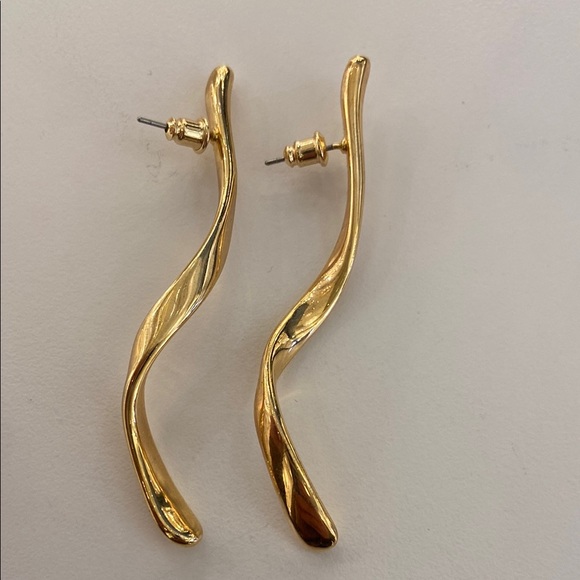 Elegant Gold Twist Earrings - Picture 1 of 2